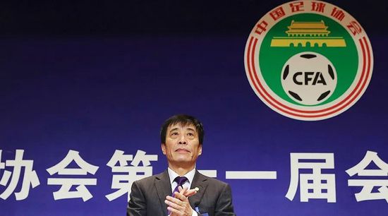 在阿谁动荡的4、五十年月，恋爱尽对得来不容易——一件订情信物、一首情歌、一个商定都足以令情人魂牵梦萦。                                  身份复杂的差人房道龙（刘青云 饰）赶上具有传奇色采的女子陈月荣（汤唯 饰），他们的恋爱故事横越了三个城市：他们在安徽相爱，在上海分手，彼此仍苦守一个商定——在喷鼻港等待重聚。那夜，房道龙在港岛岸边期待接载月容的划子泊岸，却不意划子产生变故，月荣最后可否顺遂抵港，与